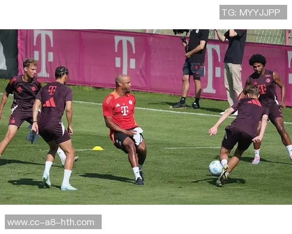 孔帕尼称赞卡尔训练刻苦队友调侃展现团队氛围