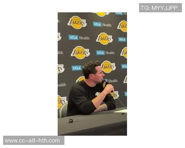 小莫评论雷迪克场边指挥詹姆斯的独特方式引发热议 小莫评论雷迪克场边指挥詹姆斯的独特方式引发热议